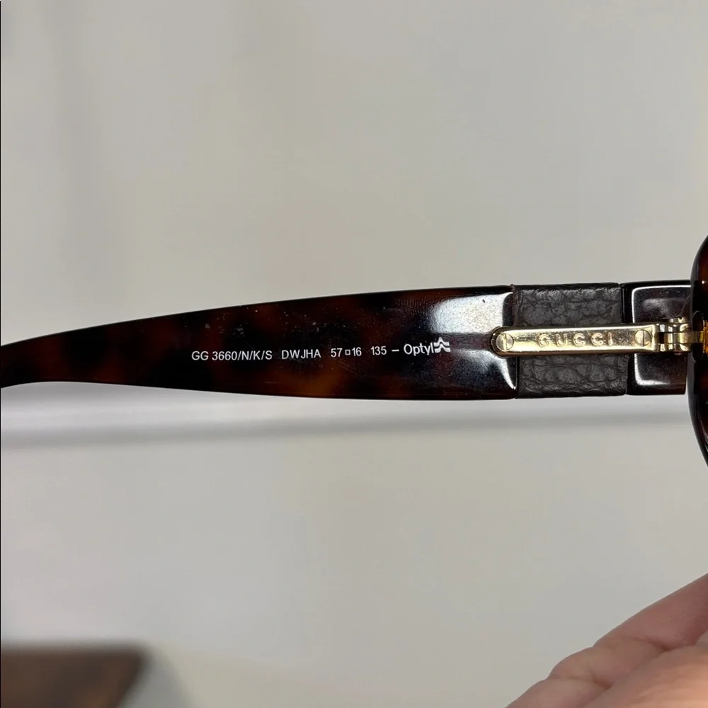 GUCCI SUNGLASSES FULL INCLUSION with Branded Case and dust cloth - Picture 16 of 16